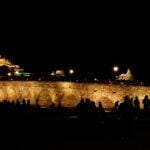 Procesión nocturna de la Hermandad del Cristo del Amor y de la Paz en Salamanca.