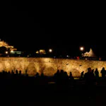 Procesión nocturna de la Hermandad del Cristo del Amor y de la Paz en Salamanca.