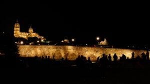 Procesión nocturna de la Hermandad del Cristo del Amor y de la Paz en Salamanca.