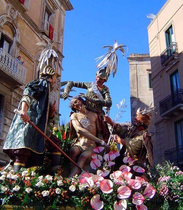 Grupo escultórico de La Coronación de Espinas durante la Procesión de los Misterios de Trapani.