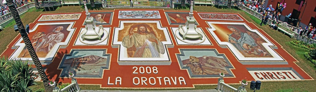 Gran alfombra de arenas del Corpus Christi en la plaza del Ayuntamiento de La Orotava, Tenerife.