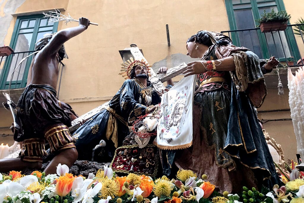 Grupo escultórico de La Subida al Calvario en la Procesión de los Misterios de Trapani, con Jesús portando la cruz.