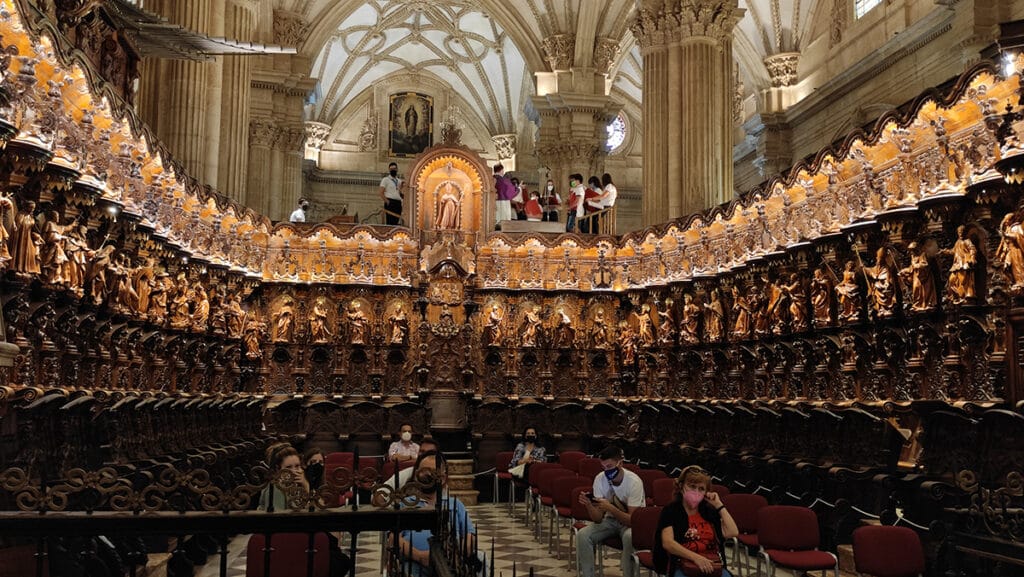 Sillería del coro de la Catedral de Guadix tallada en madera, situada en la nave central del templo.