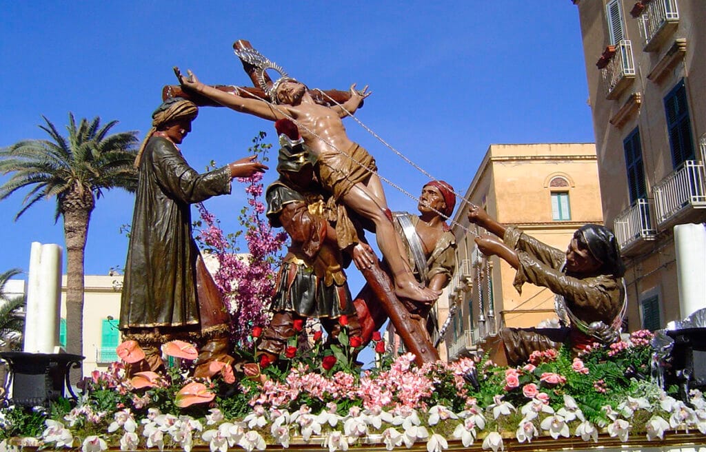 Grupo escultórico de El Levantamiento o La Exaltación de la Cruz en la Procesión de los Misterios de Trapani.