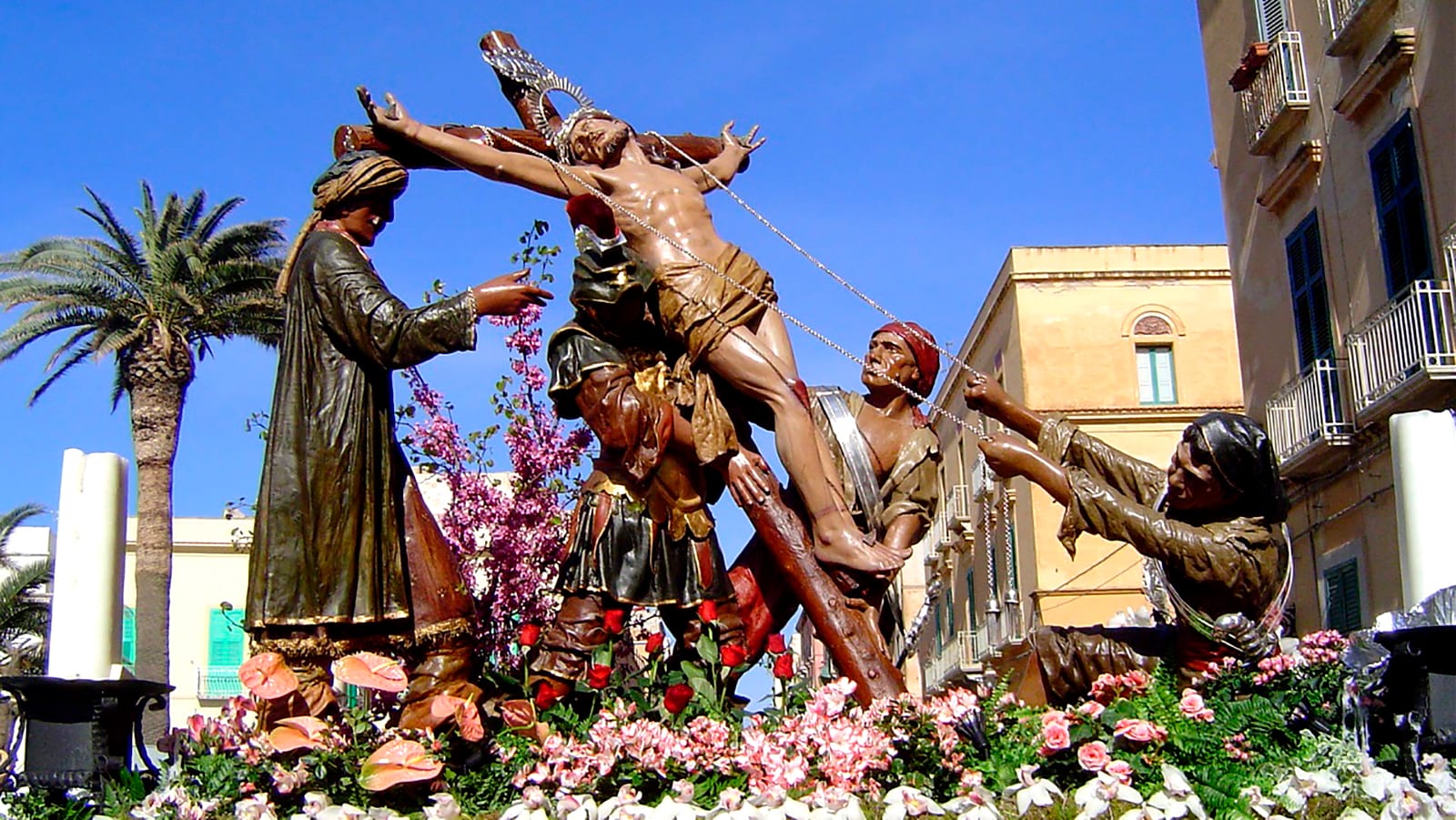 Grupo escultórico de El Levantamiento o La Exaltación de la Cruz en la Procesión de los Misterios de Trapani.