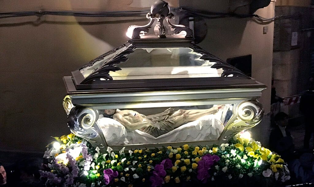 Imagen de Jesús en el Sepulcro en urna procesional durante la Procesión de los Misterios de Trapani.