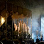 Cofradía de Semana Santa en Sevilla durante una salida procesional.