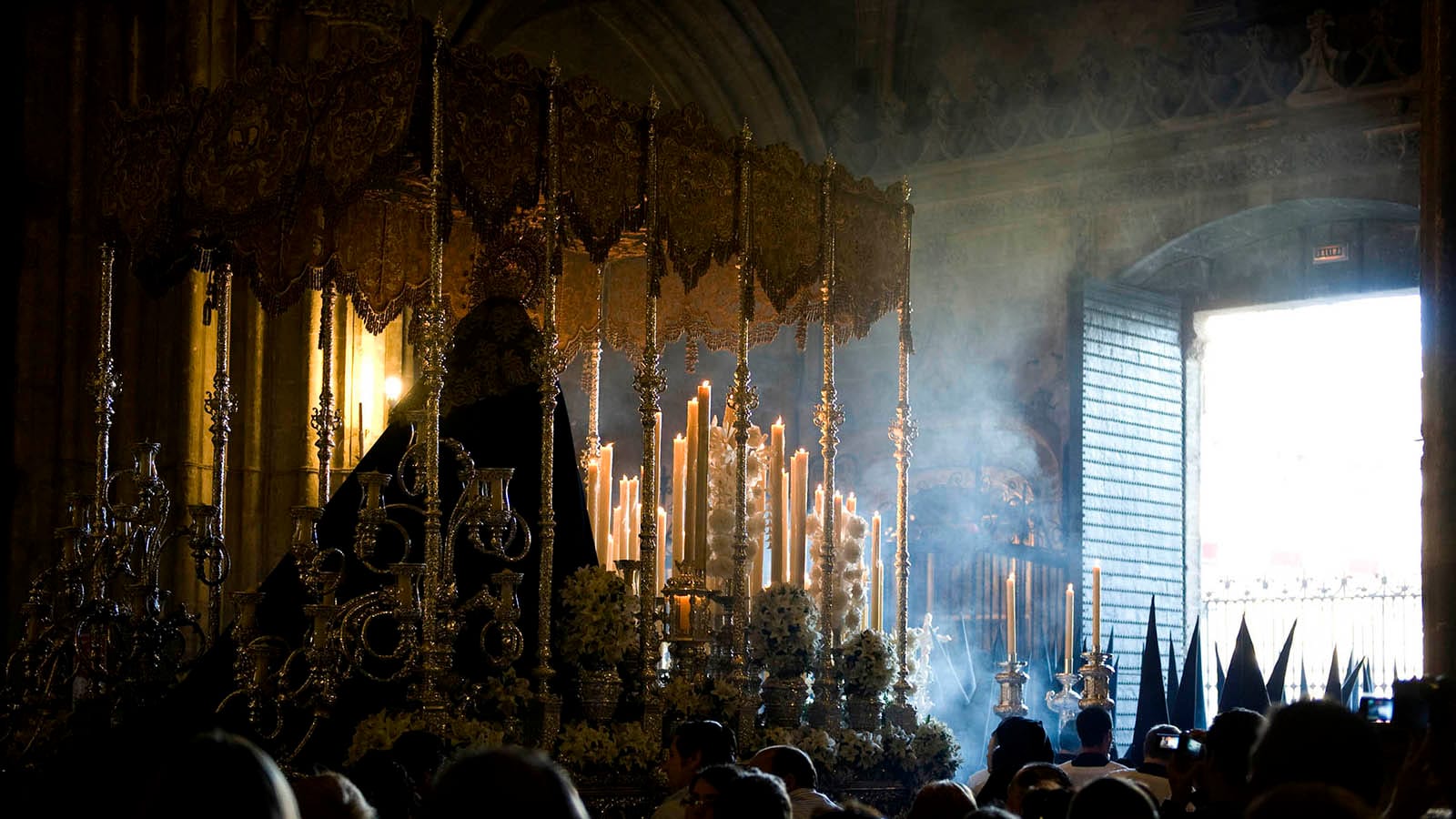 Cofradía de Semana Santa en Sevilla durante una salida procesional.