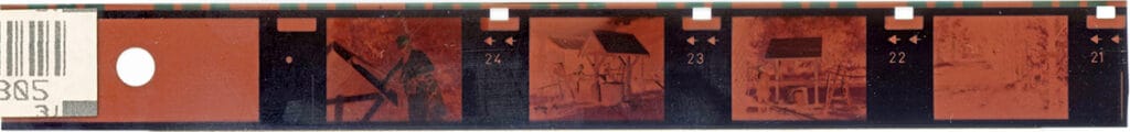 Tira alargada de negativo fotográfico analógico en formato 110.