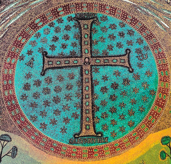 Cruz cristiana en mosaico de Rávena, vinculada al simbolismo de vida y gloria.