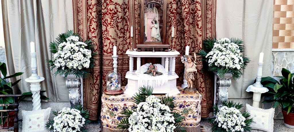 Altar preparado por vecinos de Padul para el paso de la procesión del Corpus Christi.