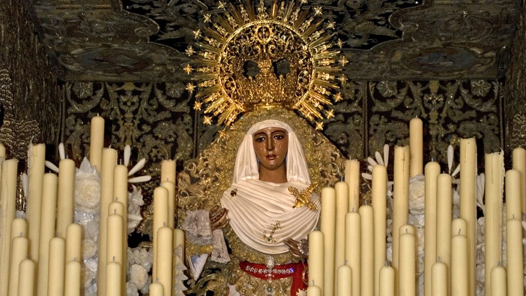 Nuestra Señora de la Esperanza de Triana en la capilla de los Marineros de Sevilla.