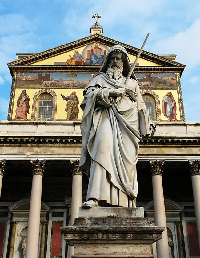 Basílica de San Pablo Extramuros con la estatua de San Pablo en primer plano.