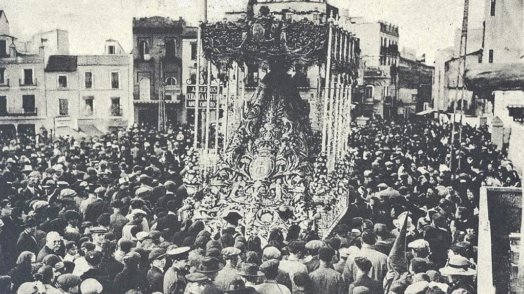 Procesión de la Esperanza de Triana entre el público en el Altozano de Sevilla en 1915.