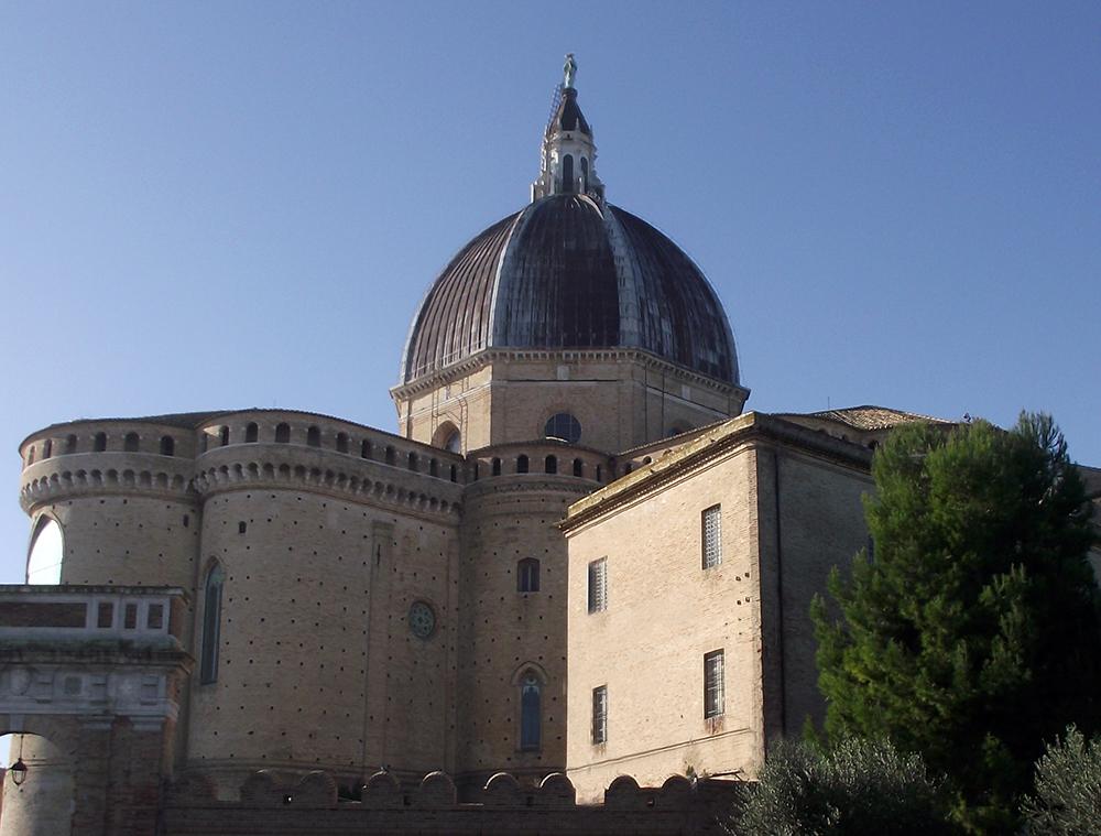 Exterior de la basílica de la Santa Casa de Loreto, con su cúpula y los ábsides fortificados.