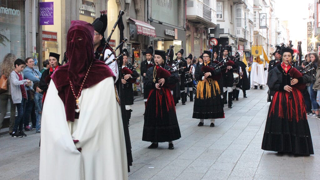 Músicos participantes en una procesión de Semana Santa en Ferrol.
