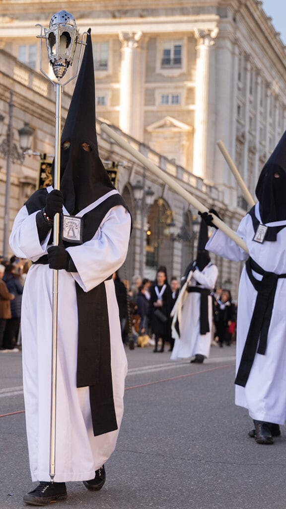 Teléfonos móviles en posición vertical fotografiando una procesión de Semana Santa.
