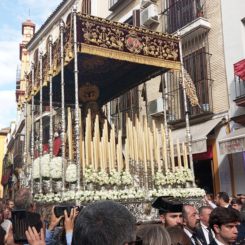 Nuestra Señora de la Victoria Coronada bajo palio durante la Semana Santa de Sevilla de 2025.