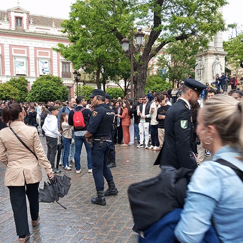 Sevilla bajo la lluvia en Semana Santa 2025: el entorno obliga a decidir con rapidez y a comunicar con claridad.