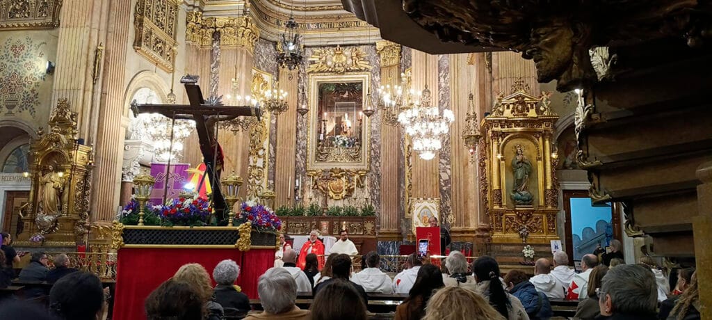 El Cristo de la Buena Muerte en el interior del templo, dentro de una tradición que une oración, memoria histórica y presencia pública.