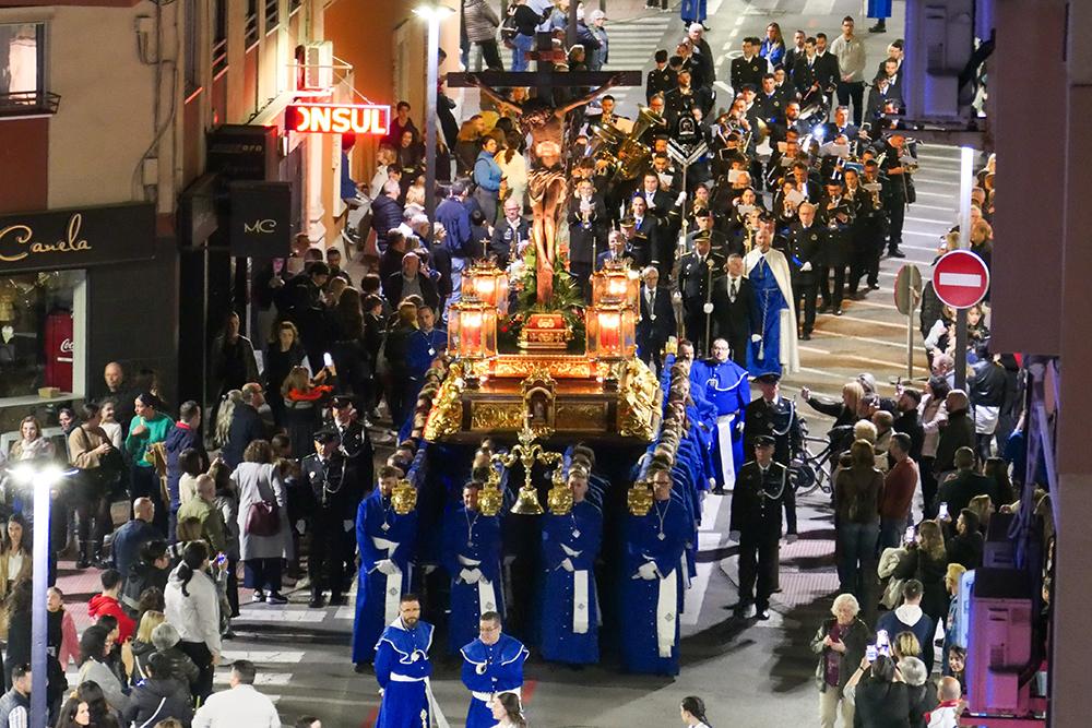 Procesión de Semana Santa en Alicante con participantes y público en la calle