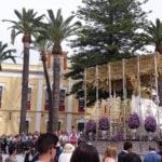 Paso de la Virgen de Consolación recorriendo las calles de Lebrija ante el público durante la Semana Santa.