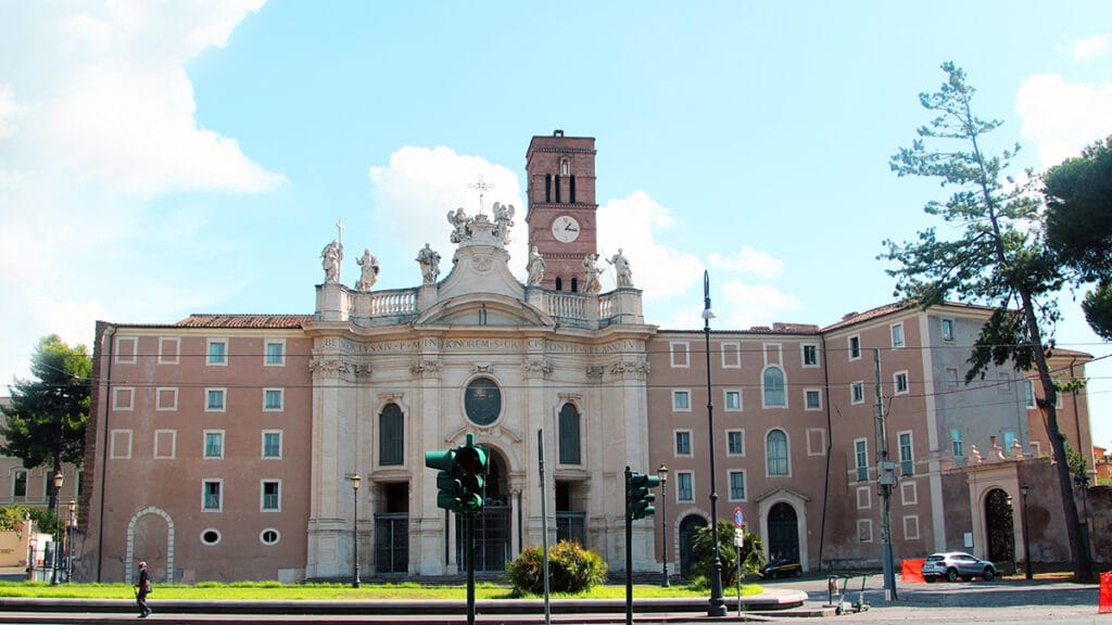 Fachada de la Basílica de Santa Croce in Gerusalemme en Roma