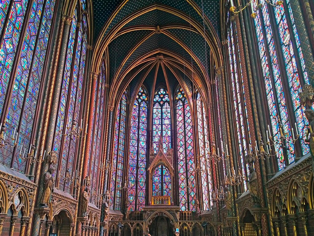 Interior de la Sainte-Chapelle de París, concebida como gran relicario arquitectónico para las reliquias de la Pasión.