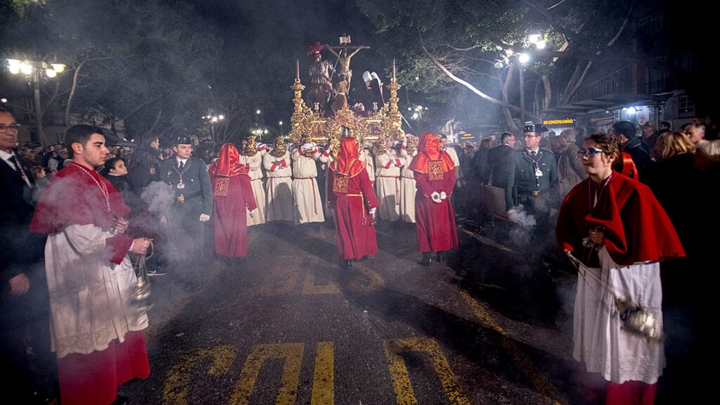 Nube de incienso en una procesión de la Archicofradía de la Sangre de Málaga.