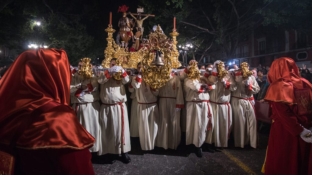 Trono del Cristo de la Sangre de la Archicofradía de la Sangre durante la Semana Santa de Málaga.