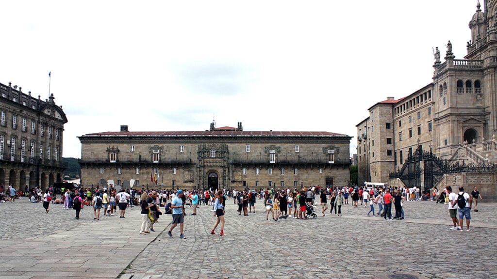 Turistas y peregrinos reunidos en la plaza del Obradoiro ante la Catedral de Santiago de Compostela.