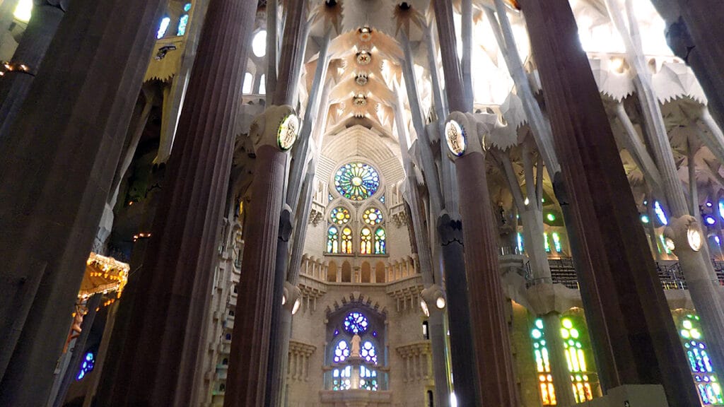 Interior de la Basílica de la Sagrada Família de Barcelona, con sus columnas y arquitectura de lenguaje moderno.