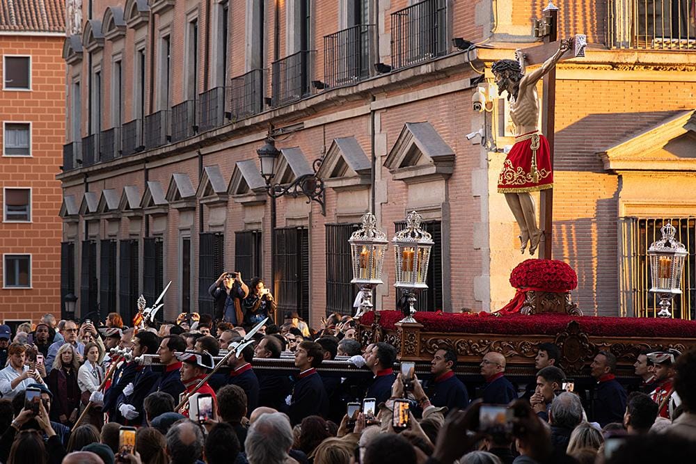 Cristo de los Alabarderos avanzando entre el público durante la Semana Santa de Madrid