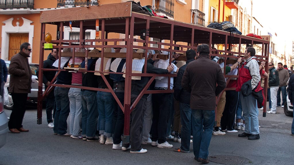 Ensayo de costaleros en Sevilla antes de la Semana Santa.