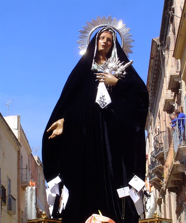 Imagen de La Dolorosa en la Procesión de los Misterios de Trapani.