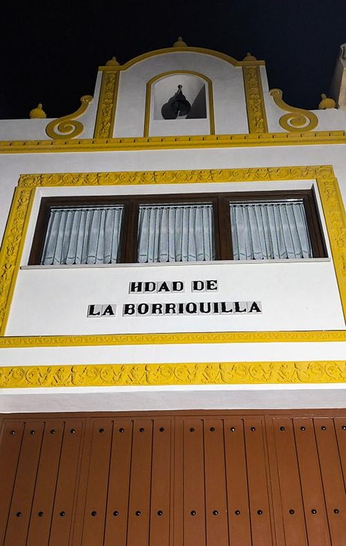 Fachada nocturna de la nueva Casa de Hermandad de La Borriquilla, con el gran portón cerrado.