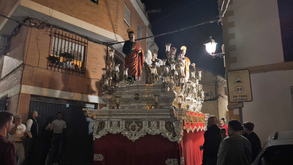 Paso de misterio de Jesús de la Victoria por una calle de Padul durante el traslado nocturno posterior al ensayo.