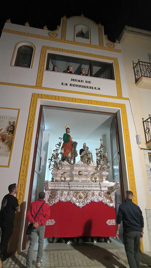 Paso de misterio de Jesús de la Victoria entrando por el gran portón iluminado de la nueva Casa de Hermandad.