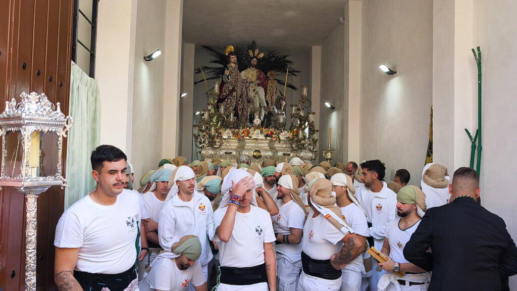 Participantes en el traslado matinal ante el paso de Jesús de la Victoria, junto a la entrada de la Casa de Hermandad.