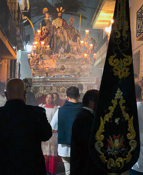 Paso de Jesús de la Victoria iluminado durante su recorrido nocturno por una calle de Padul, entre humo de incienso.