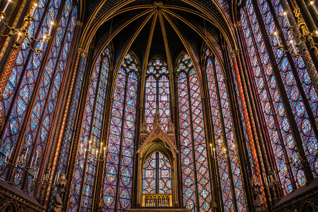 Interior de la Sainte-Chapelle de París con sus vidrieras medievales.
