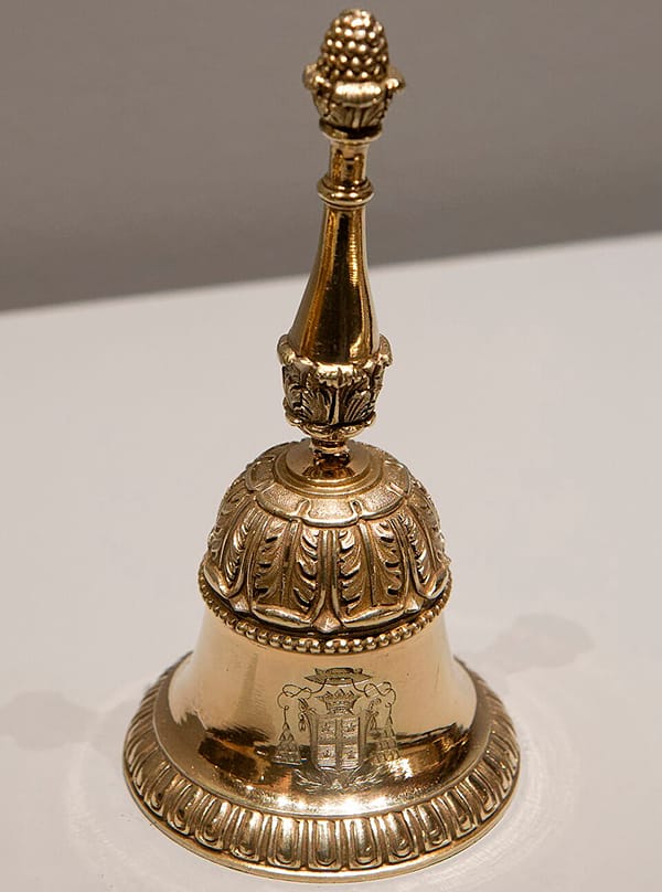 Campanilla de altar usada en la liturgia para señalar momentos centrales de la misa.