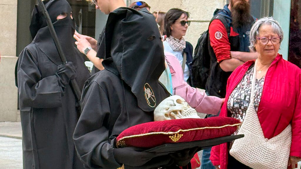 La calavera, lejos de ser un elemento macabro, recuerda la fragilidad de la vida y la necesidad de acompañar hasta el final.