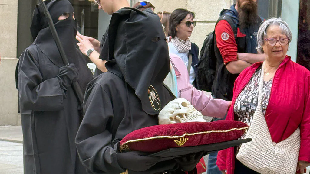 La calavera, lejos de ser un elemento macabro, recuerda la fragilidad de la vida y la necesidad de acompañar hasta el final.