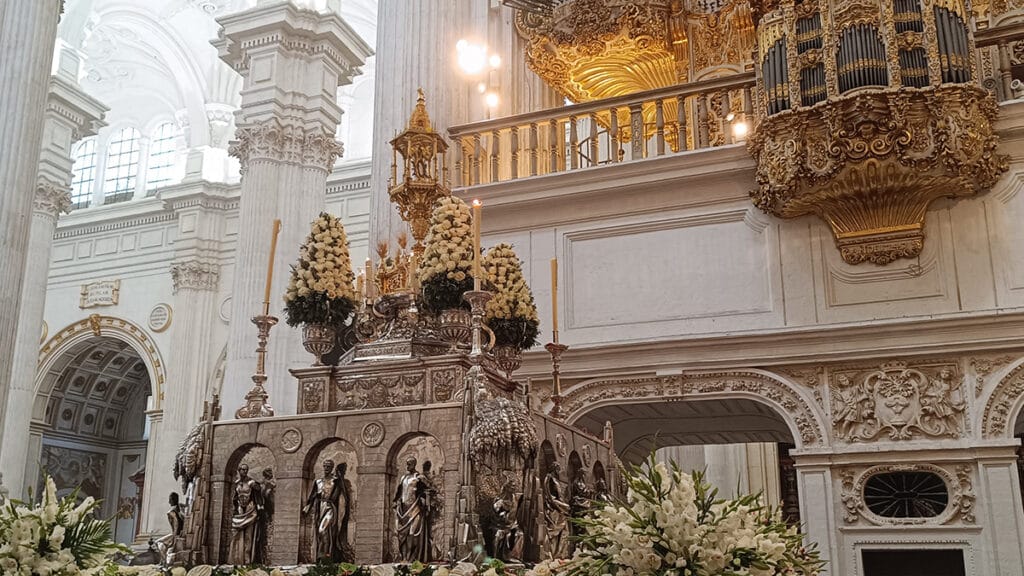 Custodia procesional del Corpus Christi en el interior de la Catedral de Granada, adornada con flores.