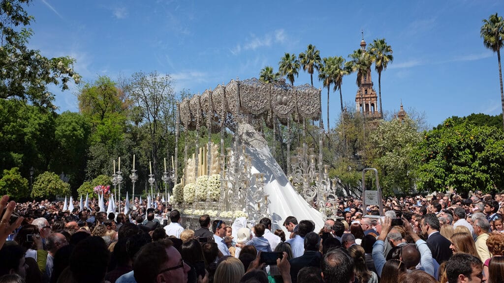 Detalle de las bambalinas del paso de palio de la Virgen de la Consolación de la Hermandad de la Sed de Sevilla.