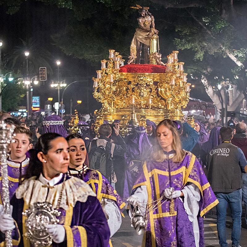 Incienso rodeando el trono de la Hermandad de los Gitanos de Málaga durante la Semana Santa.