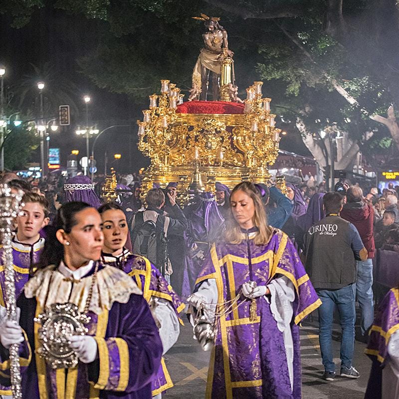 Nube de incienso en el entorno del trono de la Hermandad de los Gitanos de Málaga.