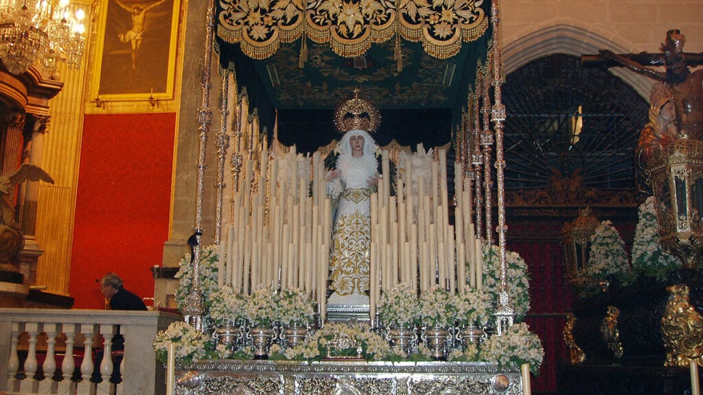 El Puerto de Santa María: la Hermandad de la Veracruz se refugia en la Iglesia Mayor Prioral debido a la lluvia (Semana Santa 2006).