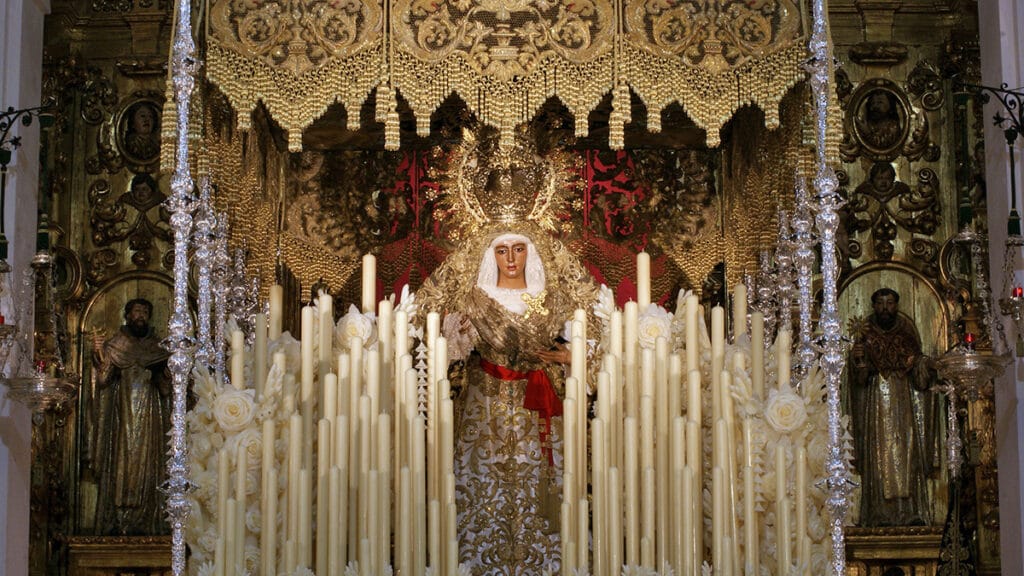 Palio de la Esperanza de Triana durante la Semana Santa de Sevilla.